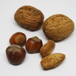 Un bol de noix variées sur une table, symbole des conseils de grand-mère sur l'alimentation saine.