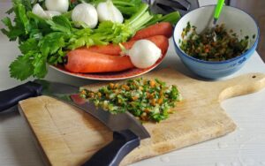 Ciotola di zuppa al pistou con ingredienti freschi e profumati, pronta da servire.