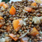 Insalata tiepida di lenticchie, perfetta per le serate invernali, con ingredienti freschi e colorati.