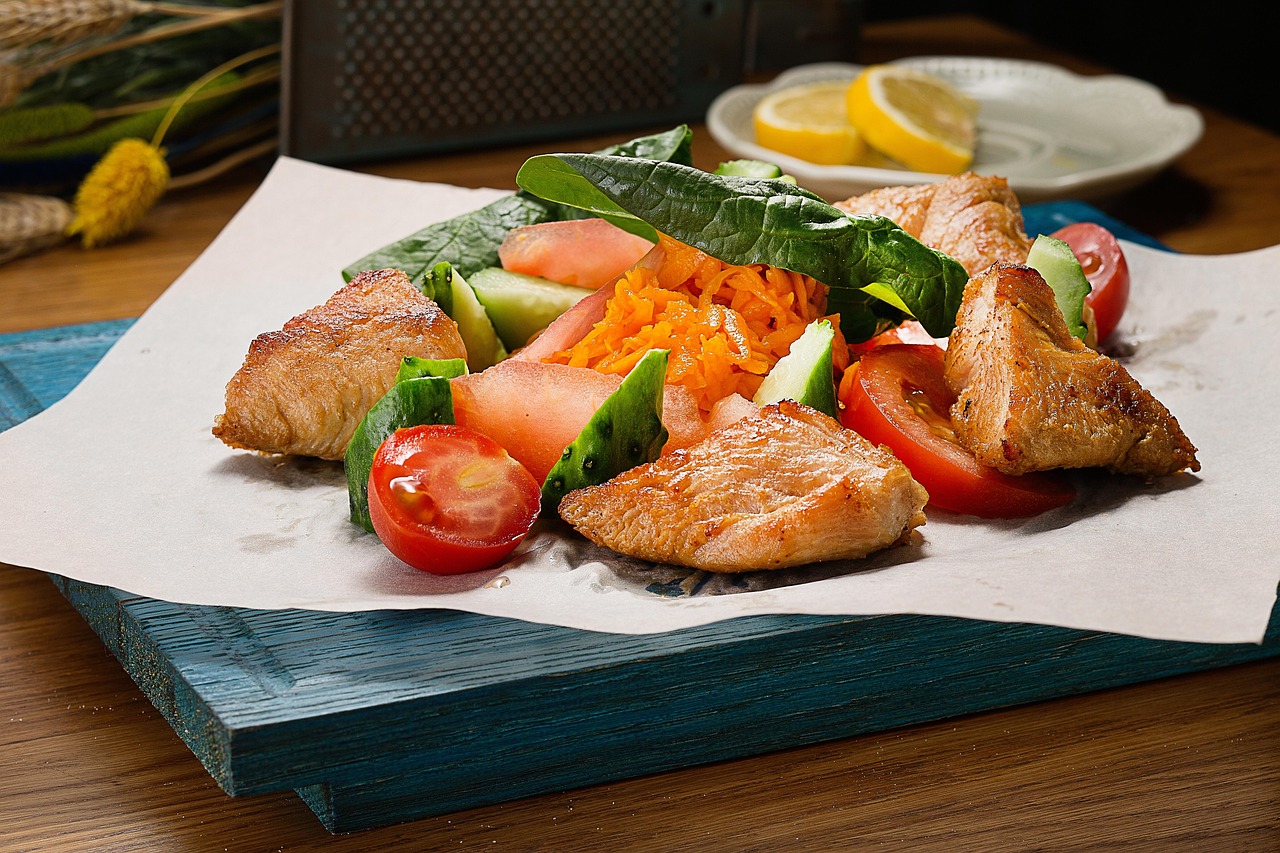 Cinque piatti leggeri e digeribili per la cena, presentati su un tavolo con ingredienti freschi.