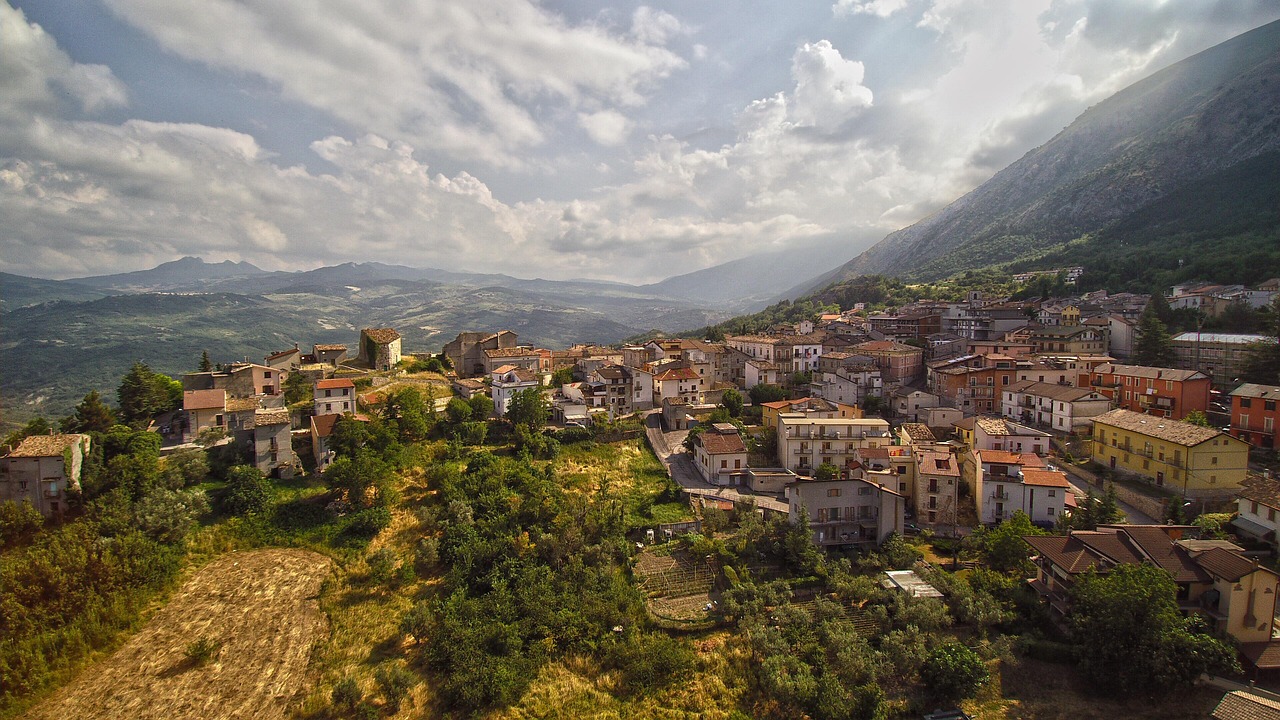 Vista panoramica di un pittoresco villaggio di montagna immerso nella natura, ideale per un weekend tranquillo.