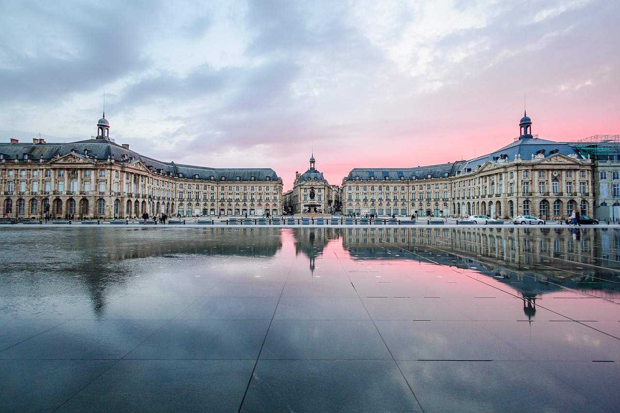 Vista panoramica della piazza affollata di turisti nel 2026, con architettura affascinante e atmosfera vivace.