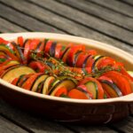 Une délicieuse ratatouille provençale colorée, garnie de légumes frais et d'herbes aromatiques.